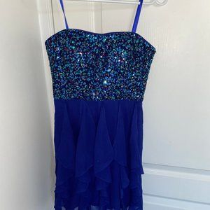 Strapless short blue dress.